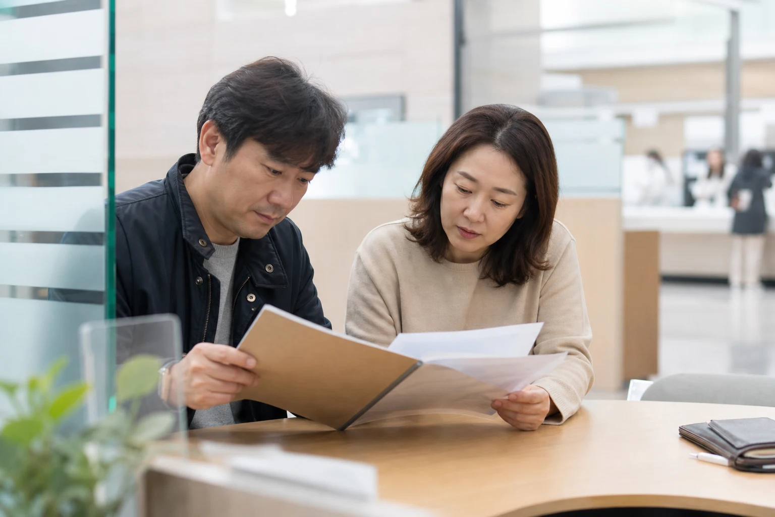 이혼 후 연락 생활 합의 내용을 확인하는 장면